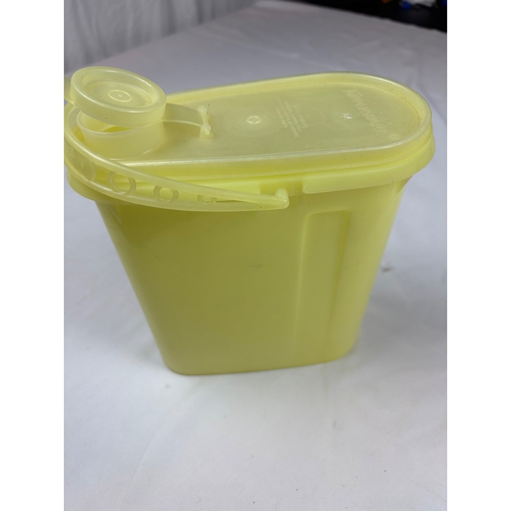 Vintage Tupperware 587-3 Yellow Cereal Juice Container Pour Spout Lid Handle